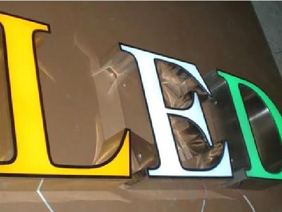 德宏介绍LED招牌的基础知识。